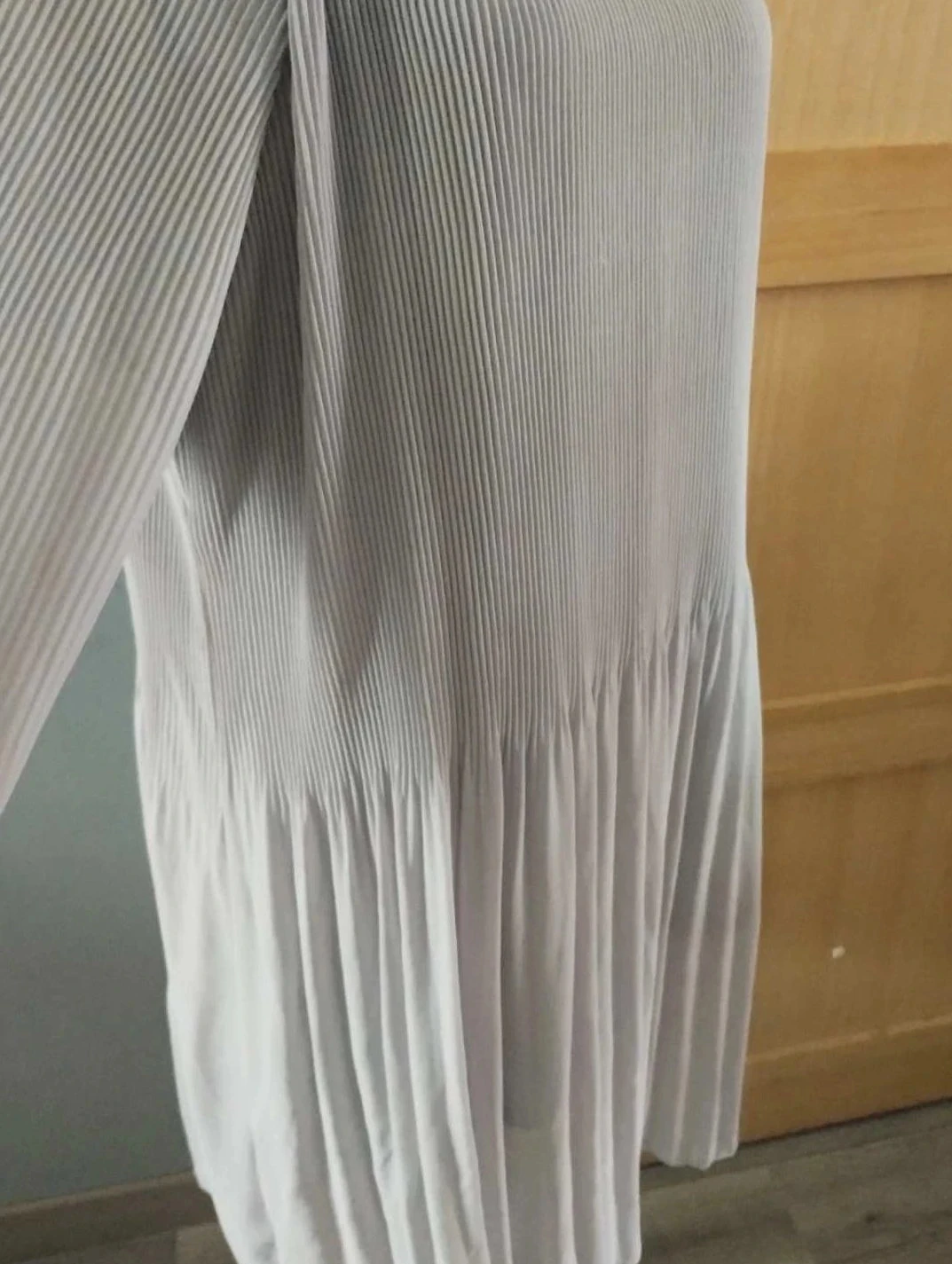 Vestido gris, hombros descubiertos, Piment Rouge, T40 – photo 5